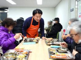 김동근 의정부시장, 정월대보름 맞이 경로식당 배식 봉사활동 참여 기사 이미지
