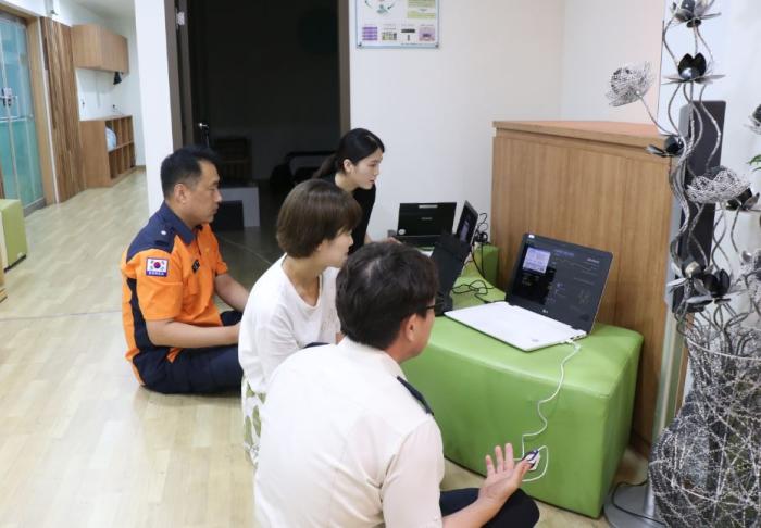 소담팀이 김포소방대원들의 심장파동을 분석하고 있다