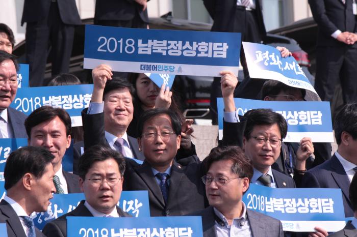 윤후덕 의원이 2018년 4월 25일 국회에서 열린 민주당 남북정상회담 성공기원 행사에 참여했다