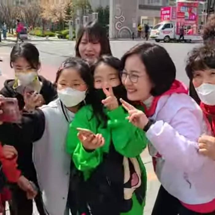 김현아 위원장이 아이들과 즐거운 한 때를 보내고 있다
