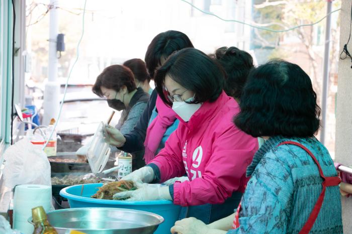 지역 주민들과 함께 봉사활동을 하고 있는 김현아 위원장 