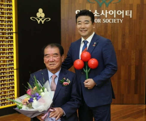 지난 6월 4일 박정 의원이 장인인 장건하 회장이 아너 소사이어티 회원에 가입하자 축하하며 기념 사진을 찍었다