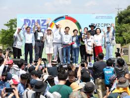 김동연, ‘2023 DMZ 평화 걷기 대회’ 개최. 각국 주한외국대사 등 1,500여명 참여 기사 이미지