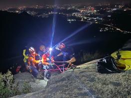 고양소방서, 북한산 노적봉 암벽 고립된 시민 4명 야간 구조 기사 이미지